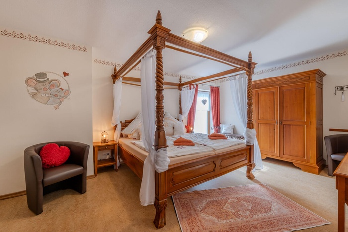 Zimmeransicht Romantik-Hochzeitssuite, Hotel Am Eifelsteig, Neroth