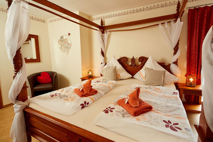 Zimmeransicht Romantik-Hochzeitssuite, Hotel Am Eifelsteig, Neroth